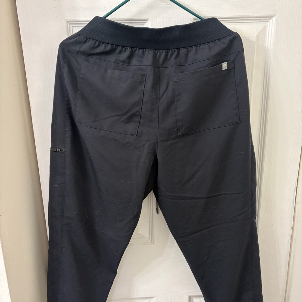 Fabletics Scrub Set - Picture 6 of 12
